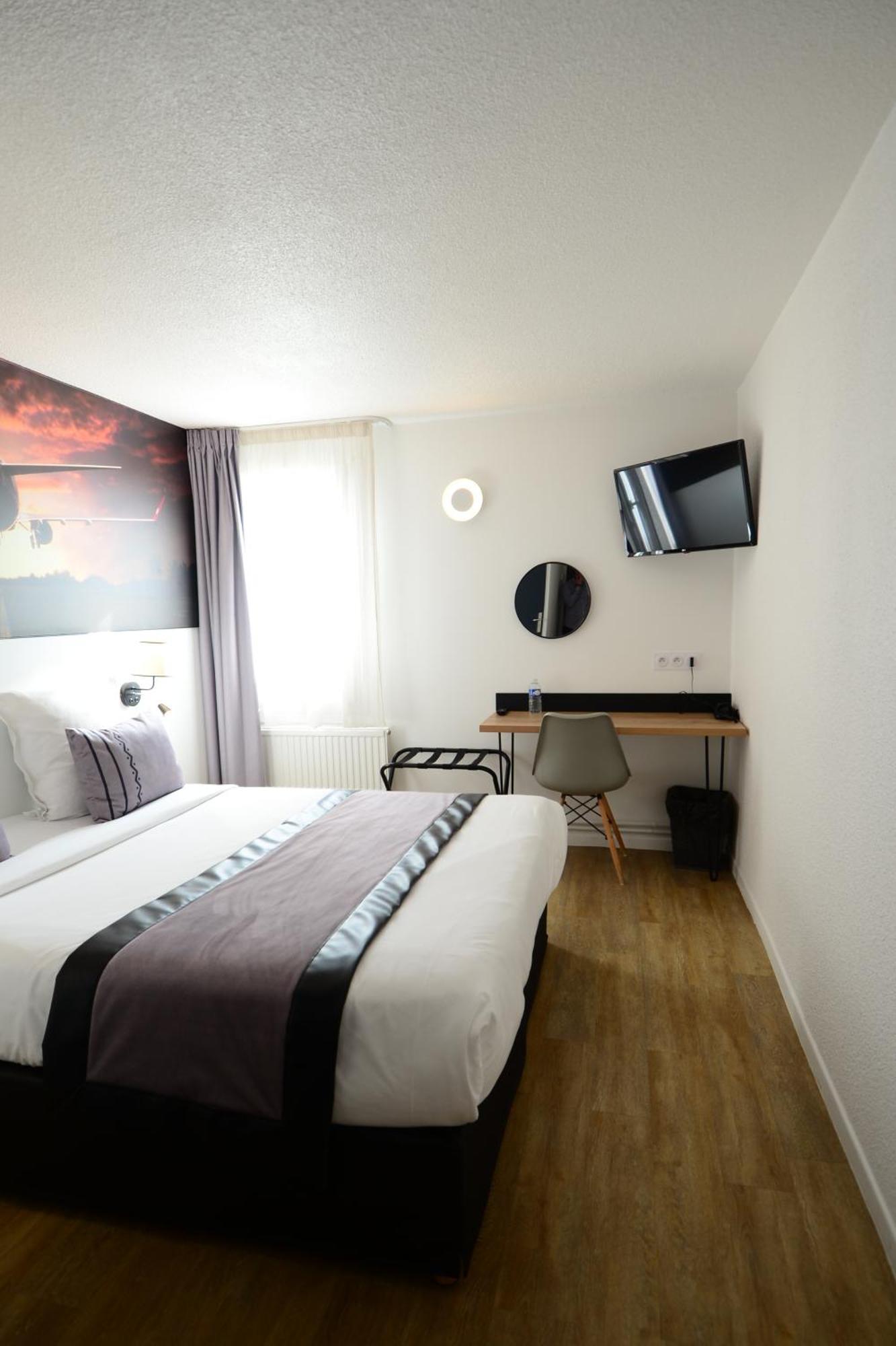 Logis Cris Hotel Et Restaurant, Lyon Sud-Est Corbas Dış mekan fotoğraf