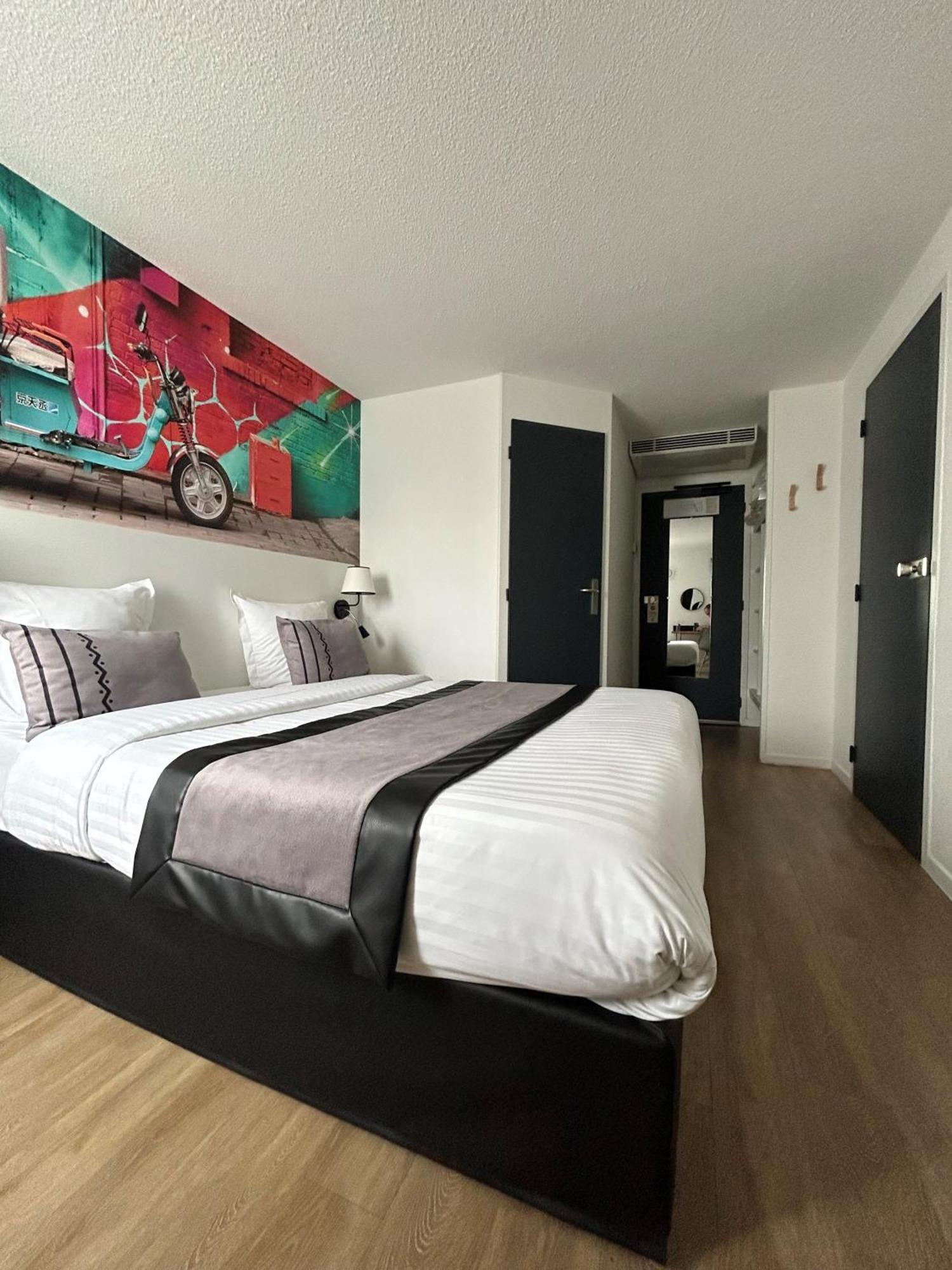 Logis Cris Hotel Et Restaurant, Lyon Sud-Est Corbas Dış mekan fotoğraf