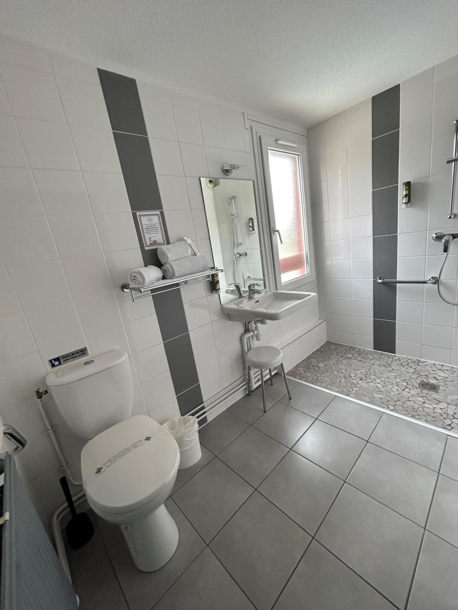 Logis Cris Hotel Et Restaurant, Lyon Sud-Est Corbas Dış mekan fotoğraf