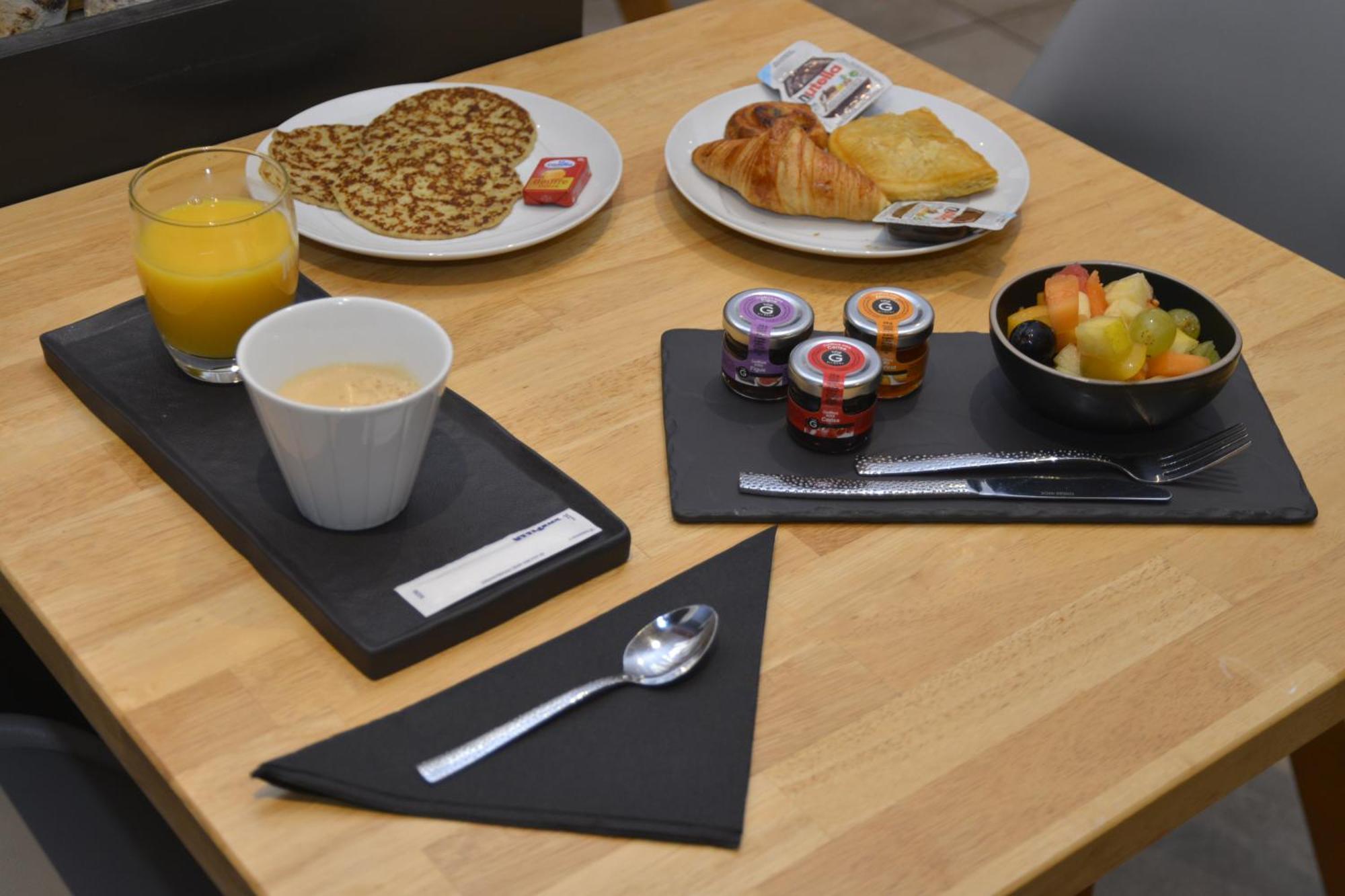 Logis Cris Hotel Et Restaurant, Lyon Sud-Est Corbas Dış mekan fotoğraf