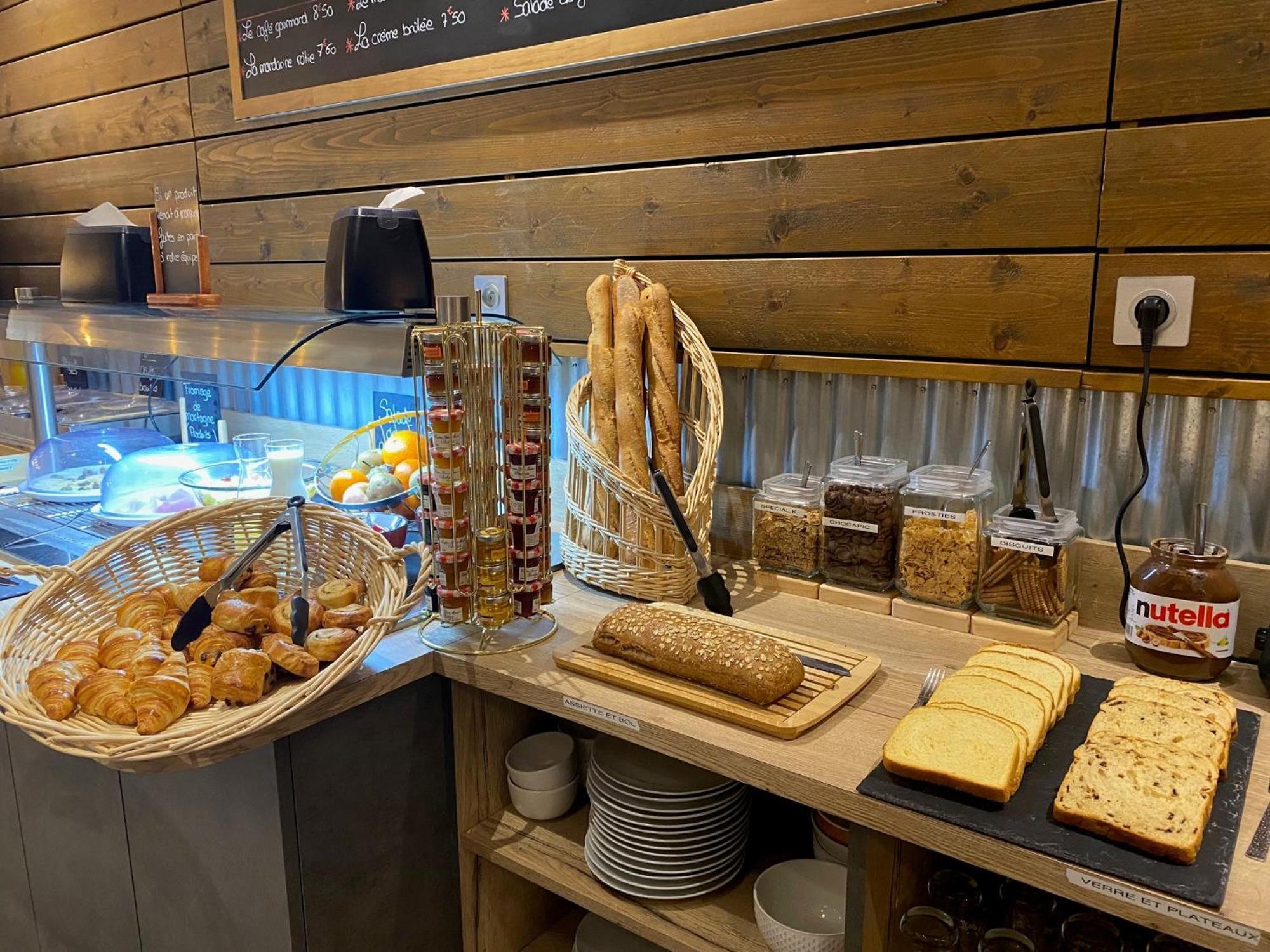 Logis Cris Hotel Et Restaurant, Lyon Sud-Est Corbas Dış mekan fotoğraf