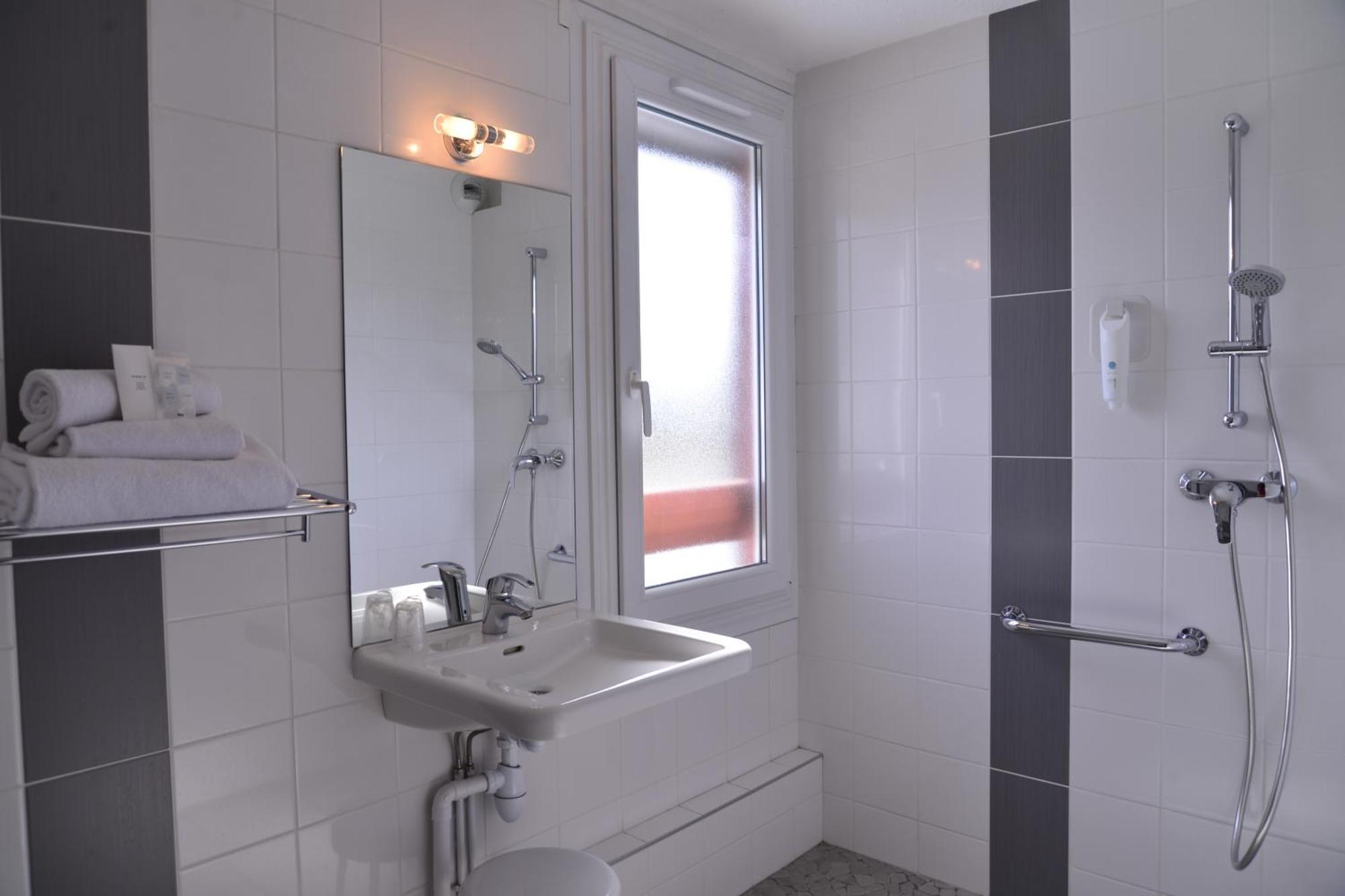 Logis Cris Hotel Et Restaurant, Lyon Sud-Est Corbas Dış mekan fotoğraf
