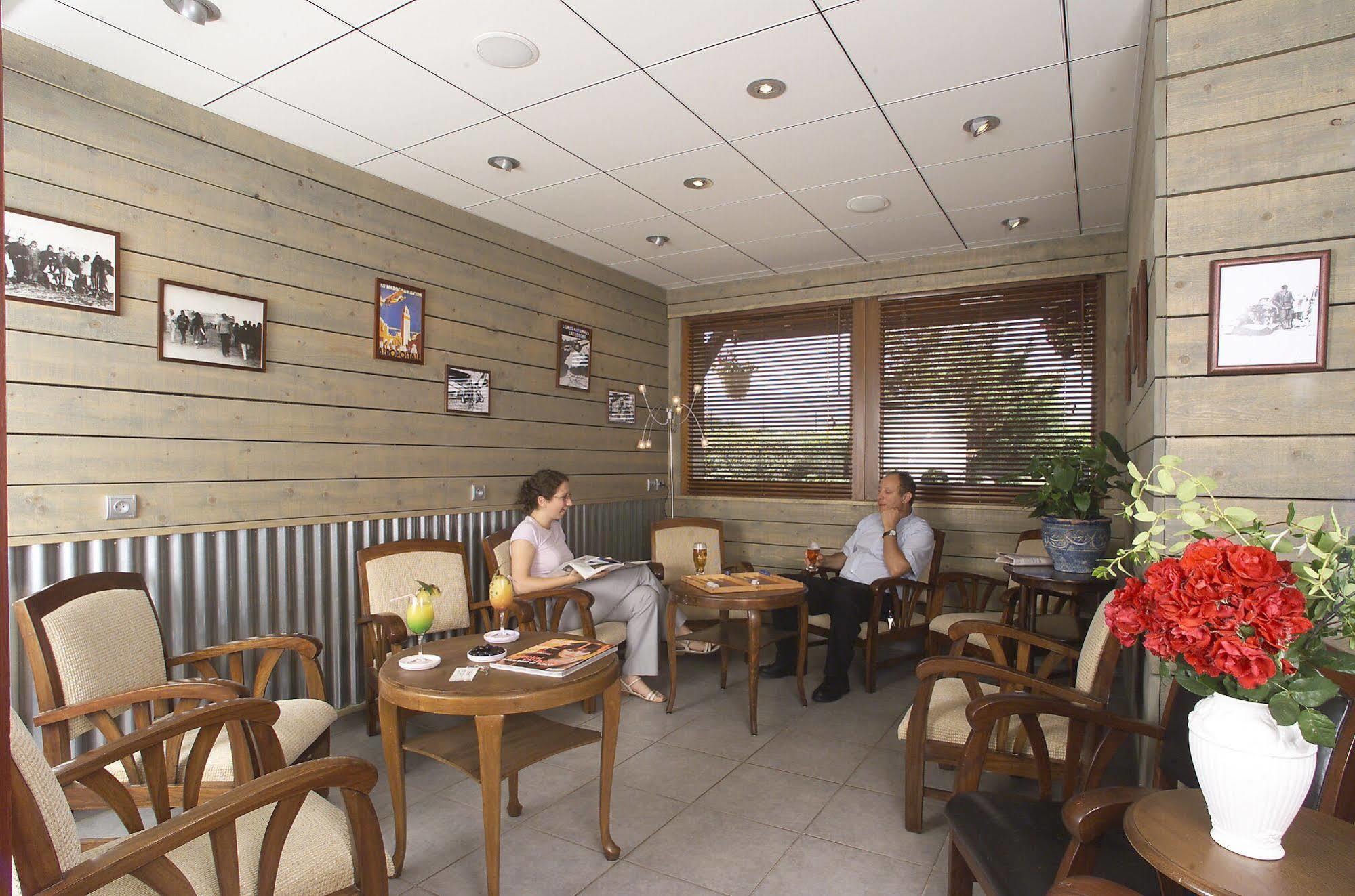 Logis Cris Hotel Et Restaurant, Lyon Sud-Est Corbas Dış mekan fotoğraf