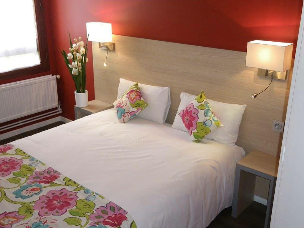 Logis Cris Hotel Et Restaurant, Lyon Sud-Est Corbas Dış mekan fotoğraf